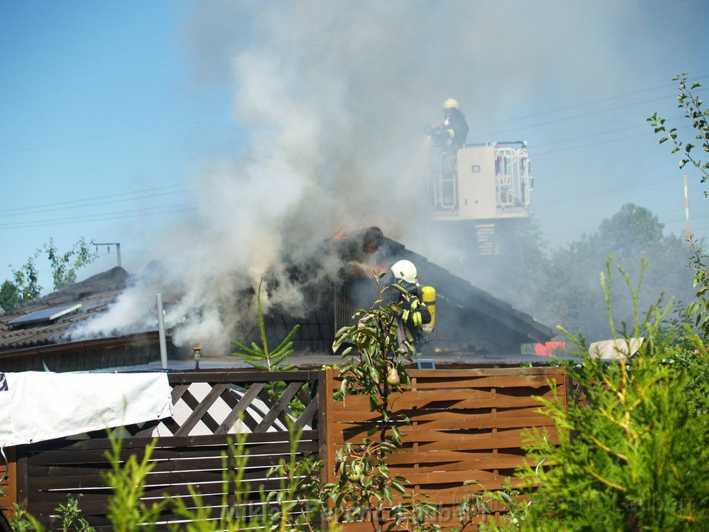 Gartenlaube in Vollbrand Koeln Poll Im Gremberger Waeldchen P187.JPG